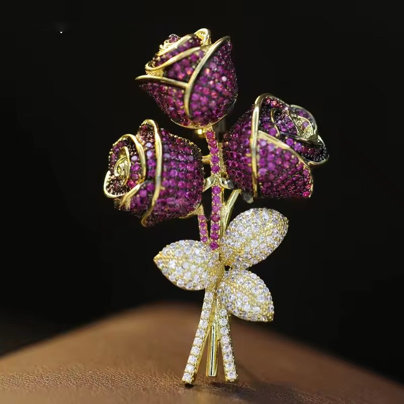 Women Accessories Bouquet - เข็มกลัดช่อดอกกุหลาบแดงประดับเพชรคิวบิกเซอร์โคเนียสุดหรูจาก OKILY สำหรับผู้หญิง สร้างบรรยากาศสง่างาม เหมาะสำหรับงานเลี้ยงอาหารค่ำ เครื่องประดับเสื้อโค้ท